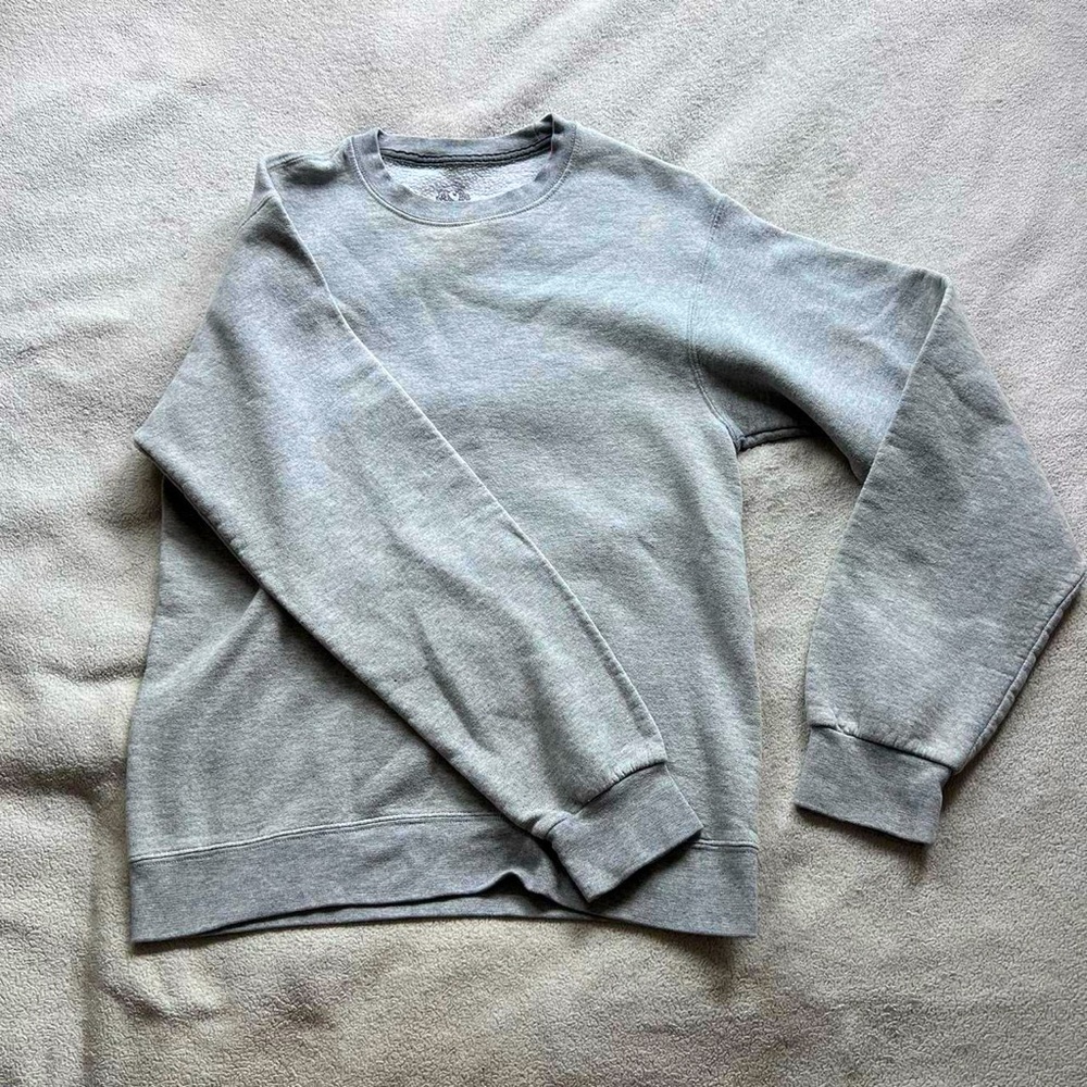Grey fleece long sleeve crewneck